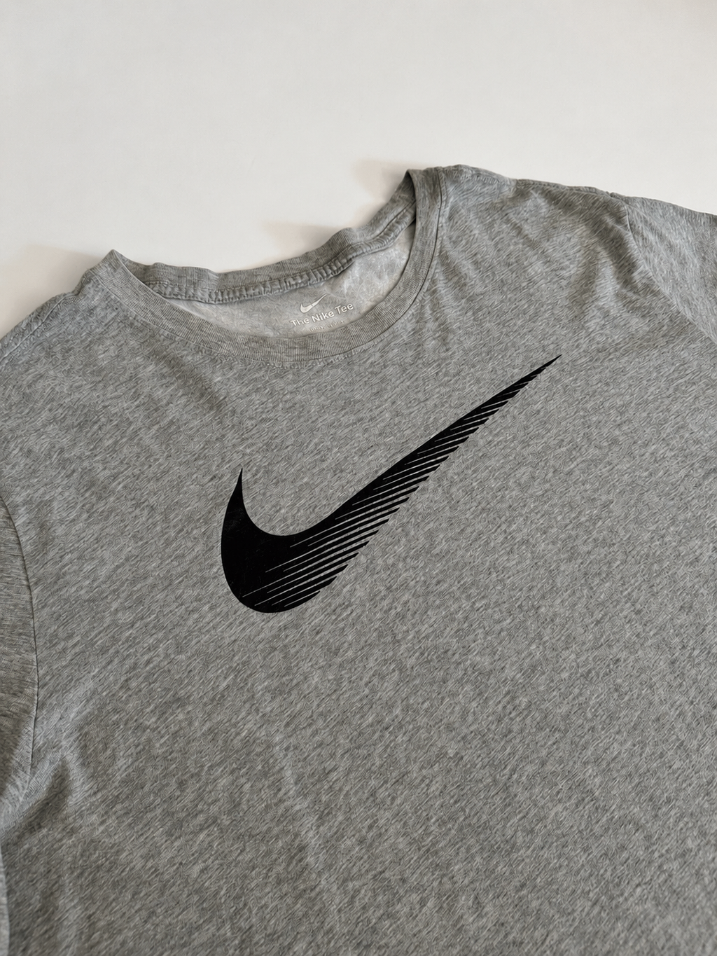 Camiseta Nike Swoosh — Gris