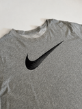 Camiseta Nike Swoosh — Gris
