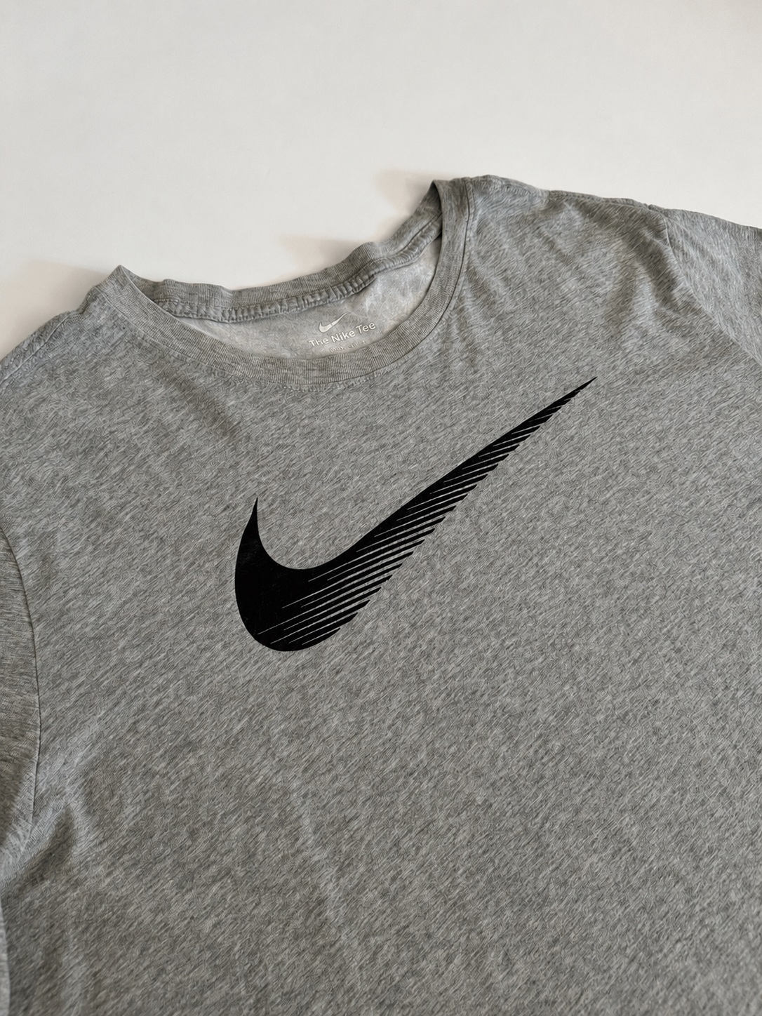 Camiseta Nike Swoosh — Gris