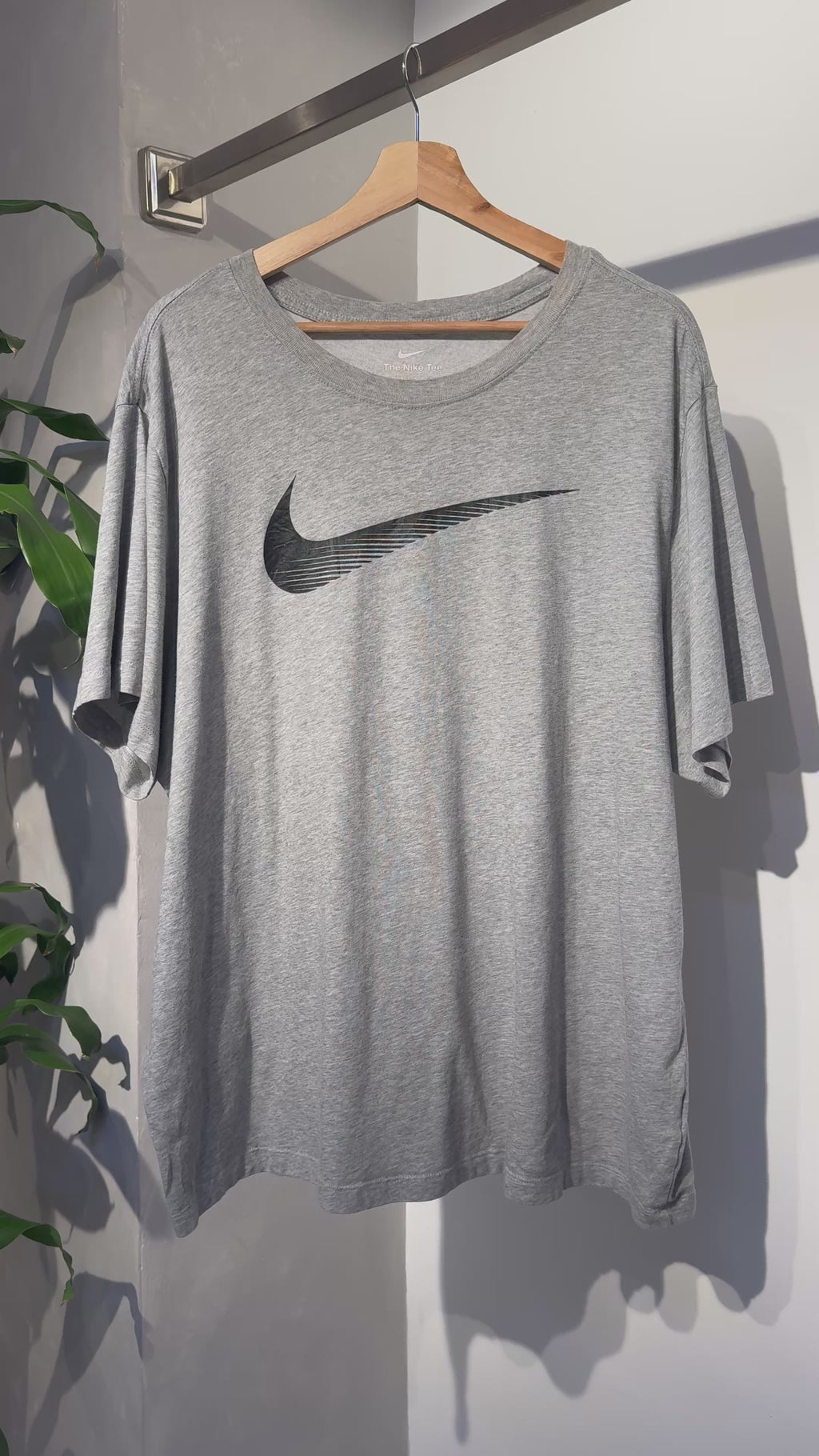 Camiseta Nike Swoosh — Gris