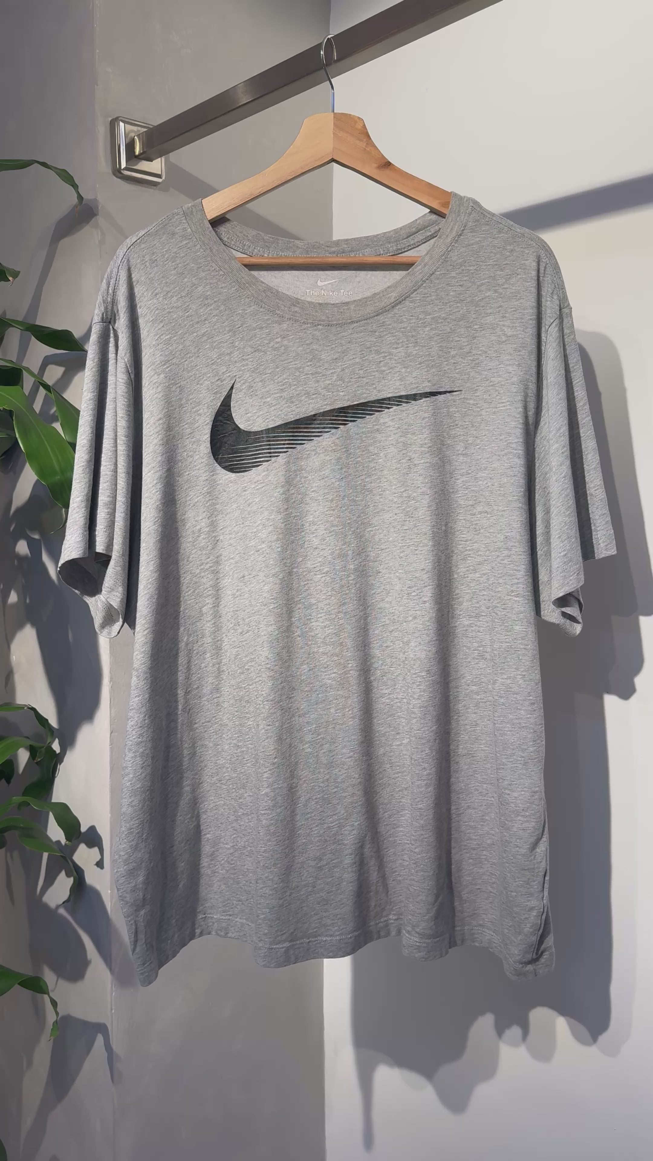Camiseta Nike Swoosh — Gris