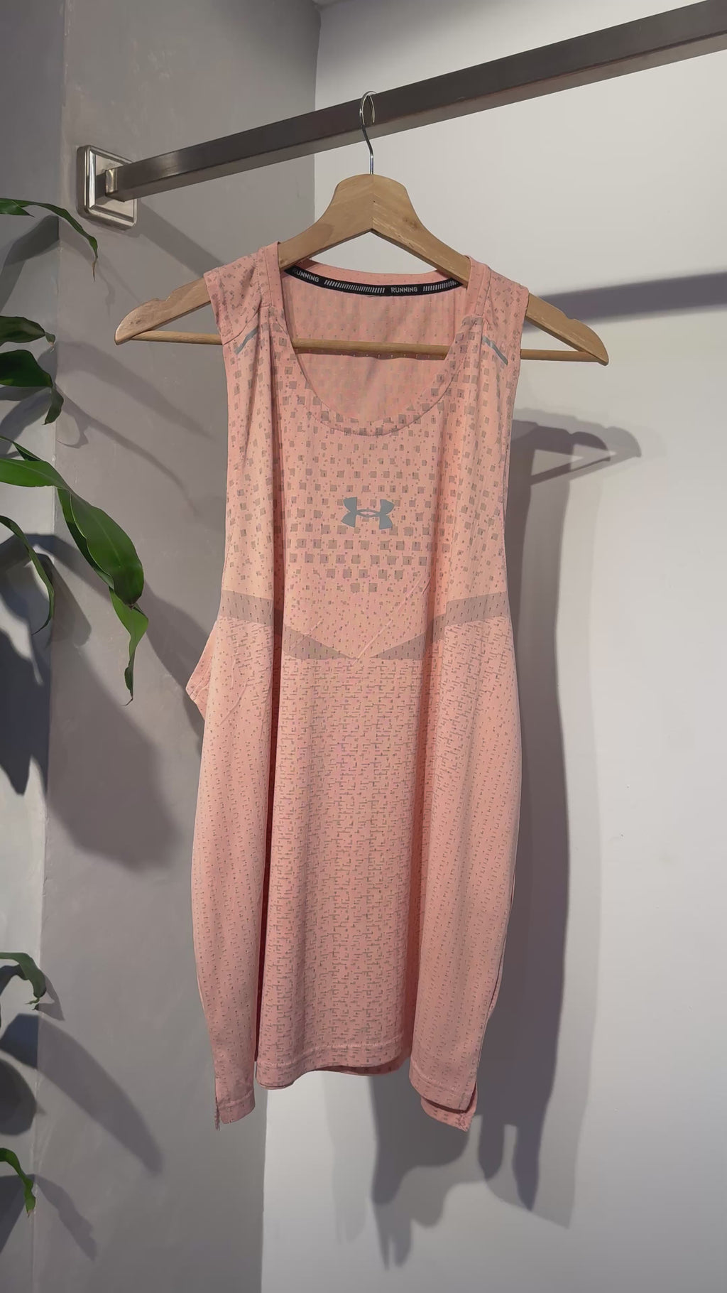 Camisilla Under Armour salmón