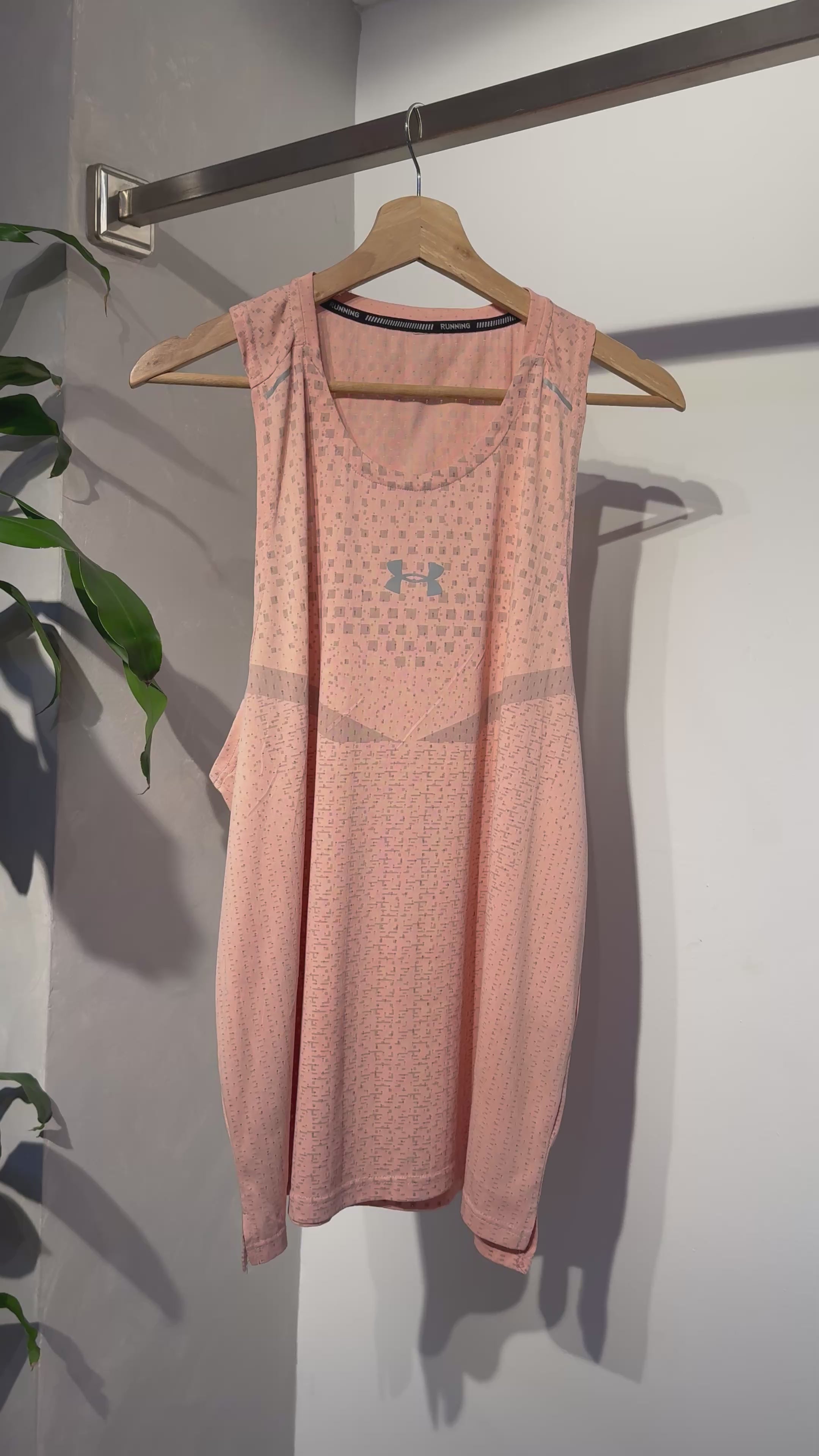 Camisilla Under Armour salmón
