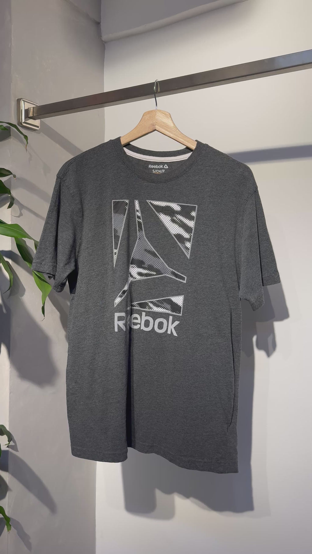 Camiseta Reebok gris